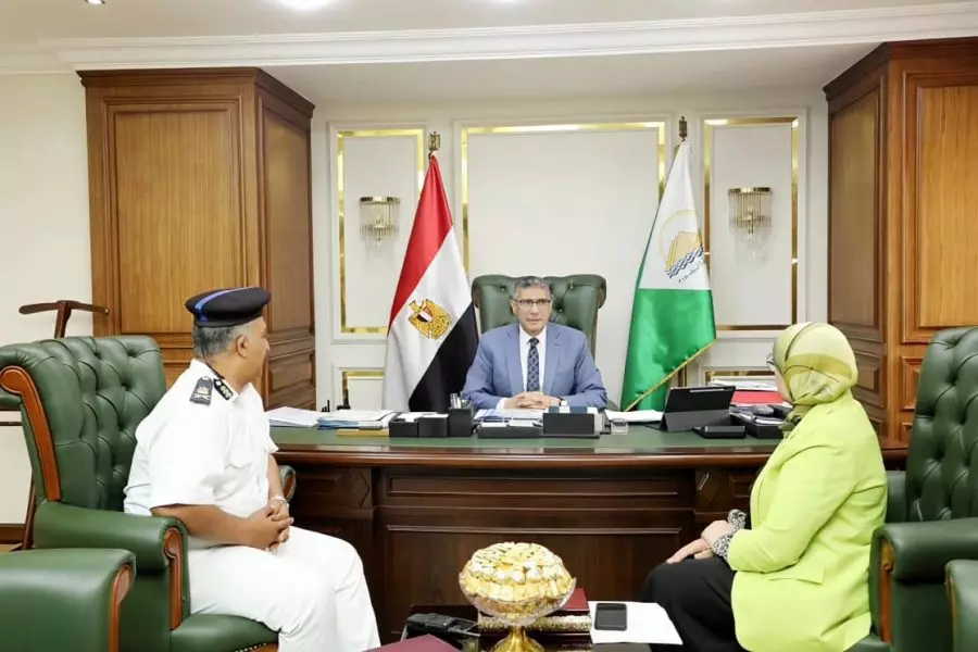 محافظ الجيزة خلال اجتماعه مع وكيلة وزارة الصحة ووكيل إدارة المرور